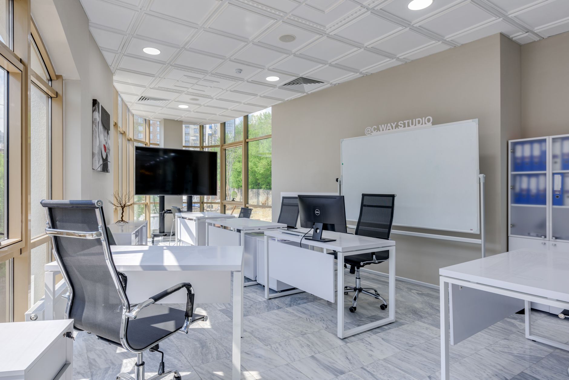 Interior de oficina moderna, amplia y luminosa, con mobiliario elegante, ideal para espacios de trabajo profesionales.